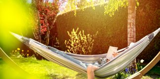 Najciekawsze wakacyjne premiery książkowe czytanie latem w hamaku