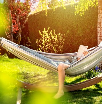 Najciekawsze wakacyjne premiery książkowe czytanie latem w hamaku