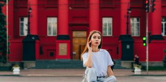 Spodnie baggy – trend tego roku dziewczyna na desce w swobodnej stylizacji