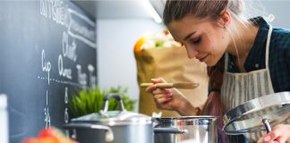 Jakie garnki są najzdrowsze do gotowania? kobieta gotująca w garnku ze stali