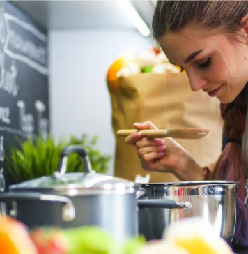 Jakie garnki są najzdrowsze do gotowania? kobieta gotująca w garnku ze stali