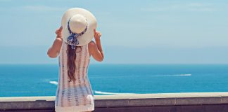 Chwilówki online w roku 2021 według TwojaPierwszaPożyczka.pl kobieta w kapeluszu nad morzem