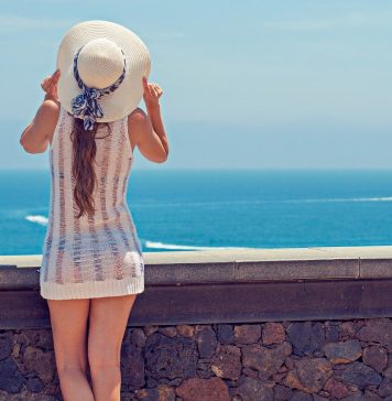 Chwilówki online w roku 2021 według TwojaPierwszaPożyczka.pl kobieta w kapeluszu nad morzem