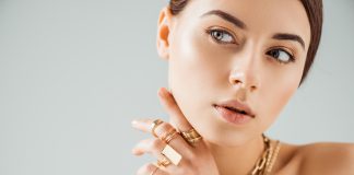 Modne kolczyki, naszyjniki, bransoletki. Co słychać w trendach damskiej biżuterii? biżuteria przepych