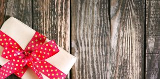 Poznaj najciekawsze pomysły na prezent osiemnastkowy! prezent ze wstążką