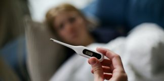 Czym jest rumień nagły? Jakie są jego objawy? przeziębiona osoba rumień nagły