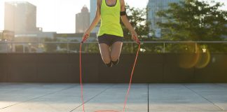 Ćwiczenia na skakance – czy warto? kobieta skacząca na skakance