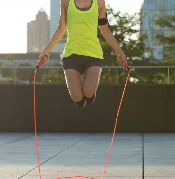 Ćwiczenia na skakance – czy warto? kobieta skacząca na skakance