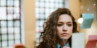 Poważne problemy z koncentracją – co może być ich przyczyną i jak sobie z nimi radzić? skoncentrowana kobieta