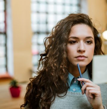 Poważne problemy z koncentracją – co może być ich przyczyną i jak sobie z nimi radzić? skoncentrowana kobieta