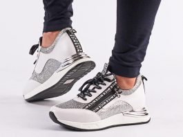 białe sneakersy