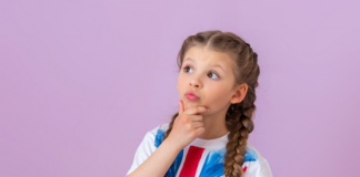 Angielski online dla dzieci – dlaczego warto wybrać taką formę nauki? dziewczynka koszulka z flagą brytyjską