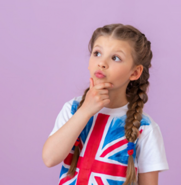 Angielski online dla dzieci – dlaczego warto wybrać taką formę nauki? dziewczynka koszulka z flagą brytyjską