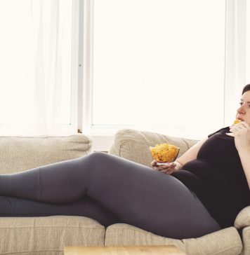Zagrożenia wynikające z braku aktywności fizycznej kobieta z chipsami przed tv