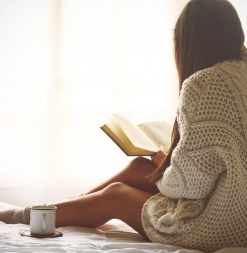 Kolejne 365 dni Blanki Lipińskiej – czy warto sięgnąć po tę książkę? kobieta czytająca w łóżku