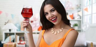 Znajdź wyjątkowy prezent na 18! kobieta kieliszek