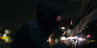 Kradzież samochodu – na co trzeba uważać? Jakie rozwiązania pomogą zapobiec takiej sytuacji? Co zrobić, gdy już dojdzie do kradzieży auta? kradzież samochodu