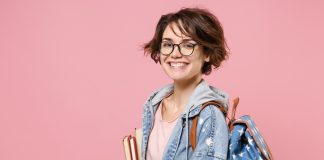 Lista zakupów dla licealisty licealistka z plecakiem