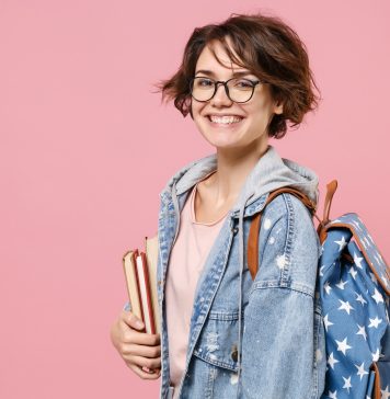 Lista zakupów dla licealisty licealistka z plecakiem