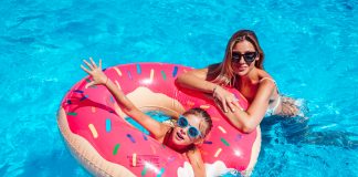 Jak zadbać o swoją odporność? matka z córką w basenie