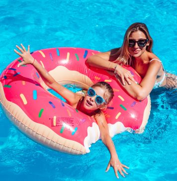 Jak zadbać o swoją odporność? matka z córką w basenie