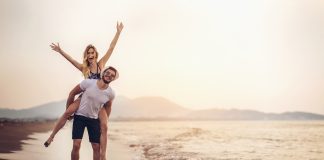 Jakie aktywności czekają nas na wakacjach nad morzem? para nad morzem