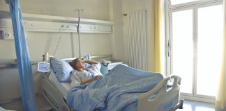 Odleżyny u pacjentów leżących – jak je leczyć? pacjentka leżąca