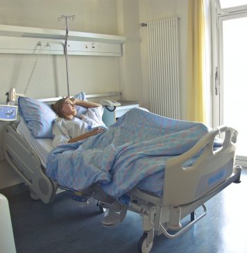 Odleżyny u pacjentów leżących – jak je leczyć? pacjentka leżąca