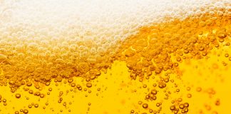 Najlepsze piwo na upalne dni – które wybrać? piwo piana