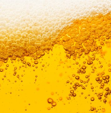 Najlepsze piwo na upalne dni – które wybrać? piwo piana