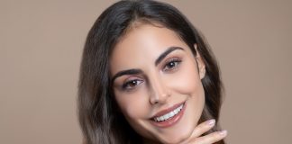 Sposoby na opadającą powiekę szeroko uśmiechnięta kobieta