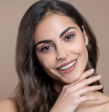 Sposoby na opadającą powiekę szeroko uśmiechnięta kobieta