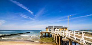 Wymarzone miejsca na urlop jesienią. Sprawdź, jak ubezpieczyć się przed wyjazdem! Molo nad morzem