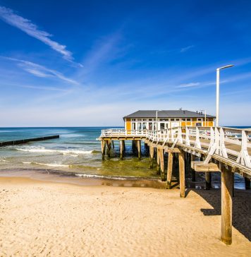 Wymarzone miejsca na urlop jesienią. Sprawdź, jak ubezpieczyć się przed wyjazdem! Molo nad morzem