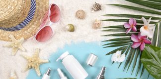 Wakacyjny niezbędnik. Które kosmetyki warto zabrać ze sobą na wyjazd? kosmetyki w podróży