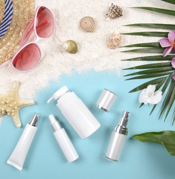 Wakacyjny niezbędnik. Które kosmetyki warto zabrać ze sobą na wyjazd? kosmetyki w podróży