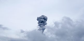 Najbardziej niebezpieczne miejsca na świecie – dlaczego wzbudzają takie zainteresowanie? Wulkan Sinabung w Indonezji