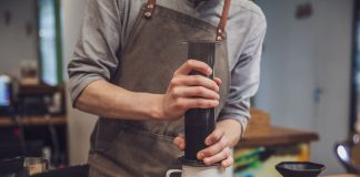 Proste i tanie urządzenia do parzenia kawy w domu i pracy aeropress