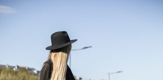 Postaw na wygodę i mocny akcent, czyli najmodniejsze buty na sezon jesień-zima 2021 chelsea boots