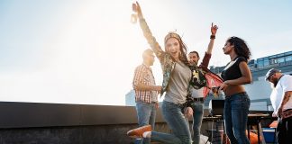 Jak rozpoznać pierwsze objawy uzależnienia od alkoholu? alkohol impreza