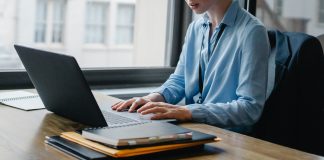 Ile internetu potrzebujemy? kobieta pracująca na laptopie