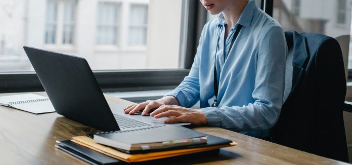 kobieta pracująca na laptopie kobieta pracująca na laptopie