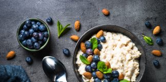 3 pomysły na szybkie, proste w przygotowaniu i pożywne śniadanie owsianka z owocami