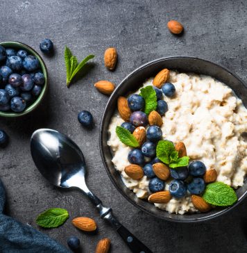 3 pomysły na szybkie, proste w przygotowaniu i pożywne śniadanie owsianka z owocami