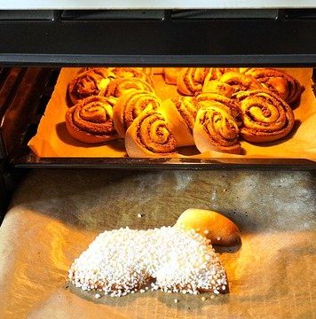 Przydatne funkcje w piekarniku – na co warto zwrócić uwagę? piekarnik wypieki