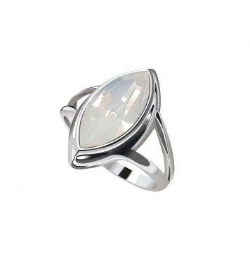 6 najgorętszych trendów biżuteryjnych w 2021 roku pierścionek biżuteria