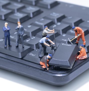 Czyszczenie wnętrza laptopa – jak zrobić to samodzielnie? sprzątanie laptopa