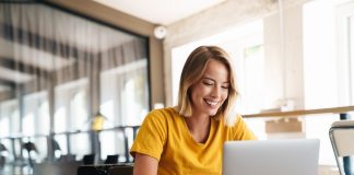 Jak zwiększyć żywotność akumulatora w laptopie? dziewczyna przy laptopie