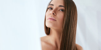 Wypadanie włosów – gdzie szukać pomocy kobieta czesząca włosy