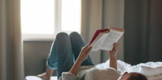 Boginie, Alex Michaelides dziewczyna czytająca książkę